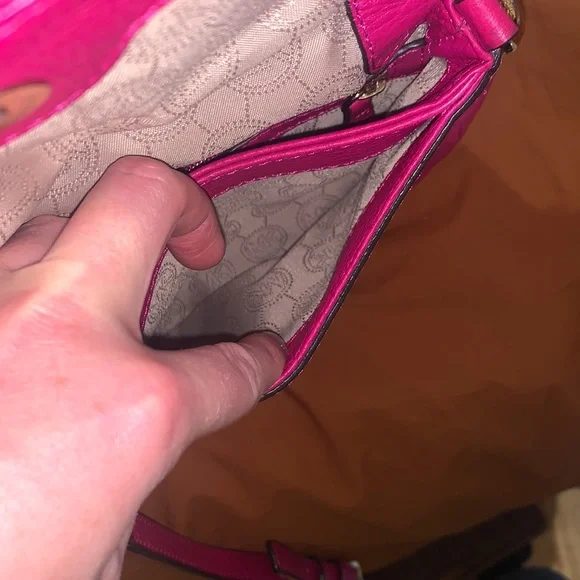 Hot Pink leather Michael Kors purse with gold accents 👛 💕